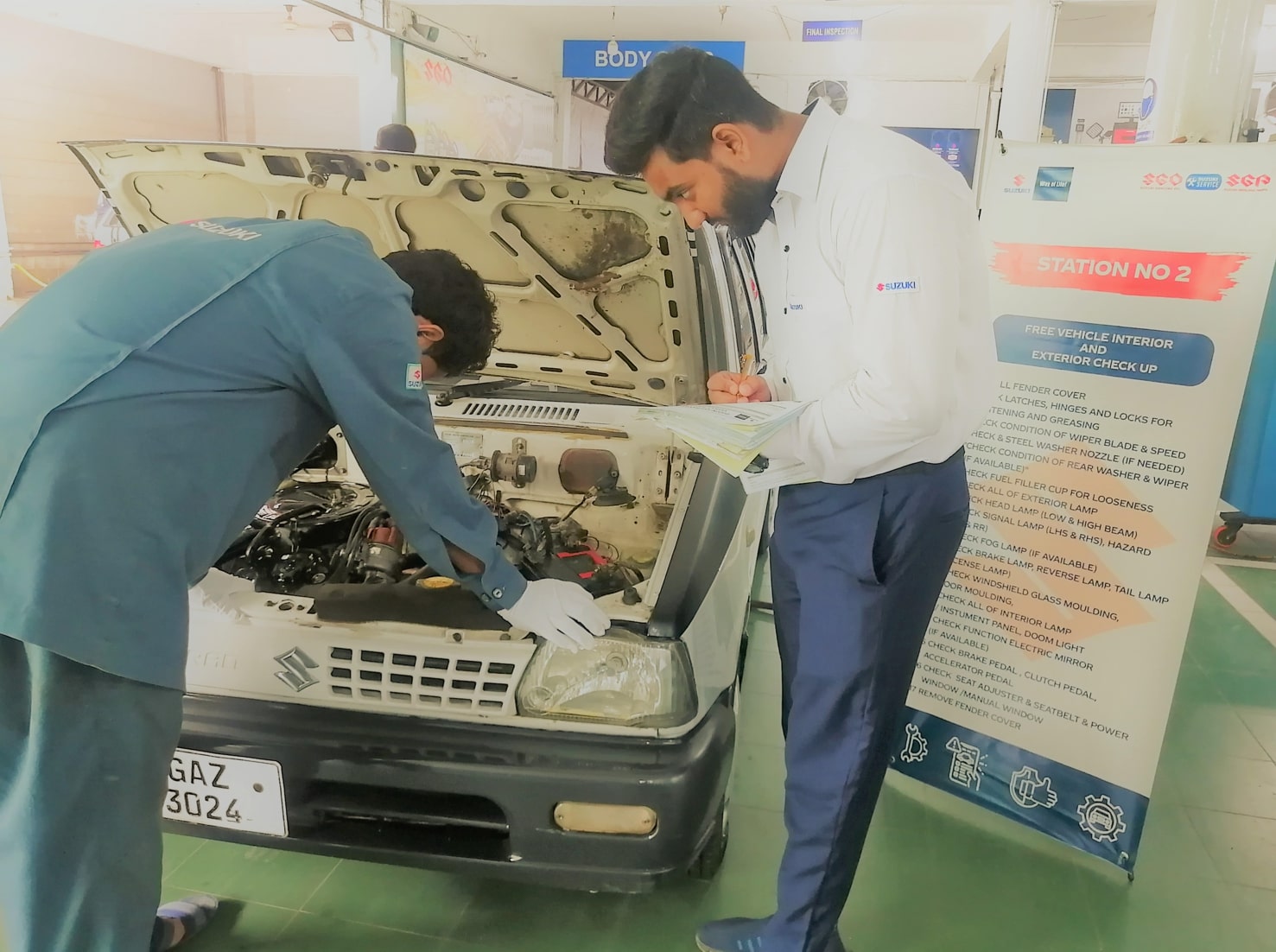 Suzuki-Gujranwala-Motors-technician-work