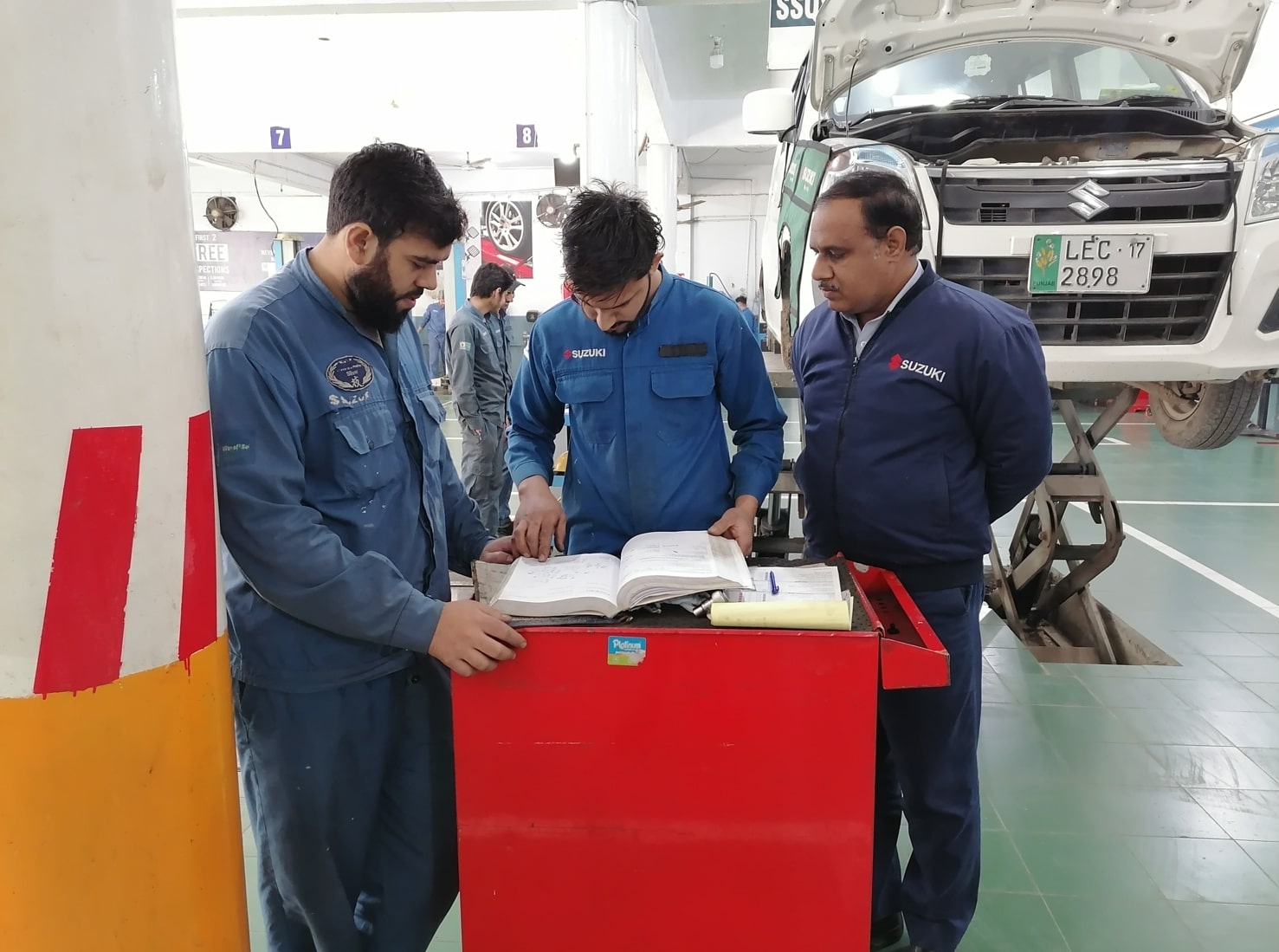 Suzuki-Gujranwala-Motors-technicians